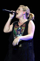 Kelly Clarkson photo #