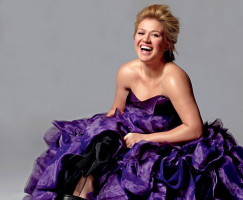 Kelly Clarkson photo #