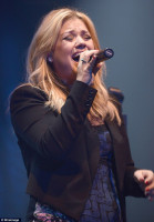 Kelly Clarkson photo #