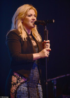 Kelly Clarkson photo #