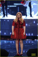 Kelly Clarkson photo #