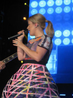 Kelly Clarkson photo #