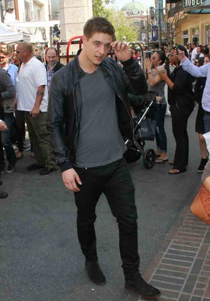 Max Irons: pic #674636