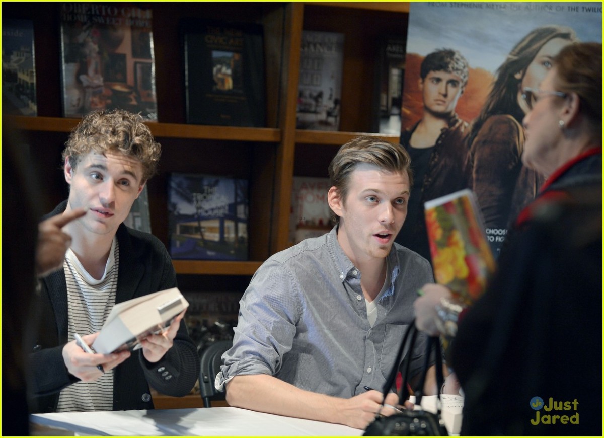 Max Irons: pic #673339