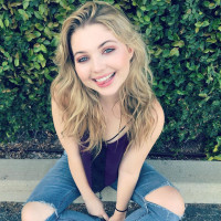 Sammi Hanratty photo #