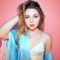 Sammi Hanratty photo #