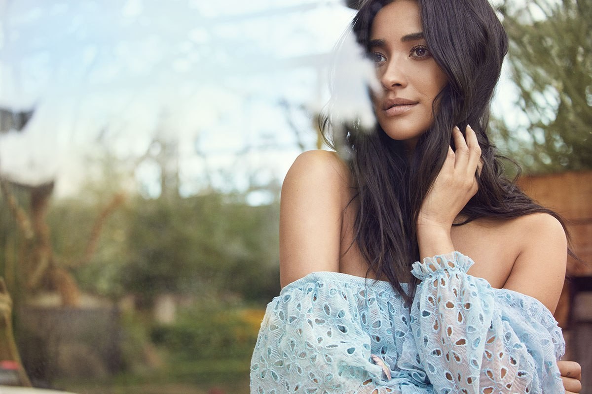 Shay Mitchell: pic #1007507