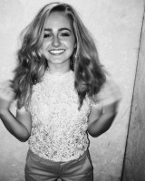 Sophie Reynolds photo #