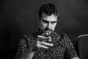 Theo James         photo #