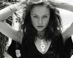 Thora Birch photo #