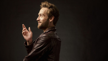 Tom Mison photo #