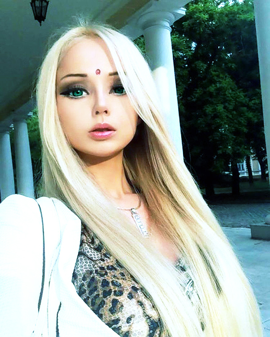 27 Surreal Photos Of Valeria Lukyanova, The Human Barbie