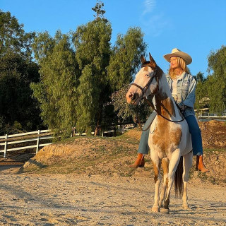Beth Behrs instagram pic #454588