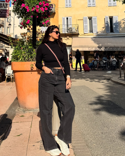 Daisy Shah instagram post 490145