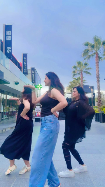 Daisy Shah instagram post 490307