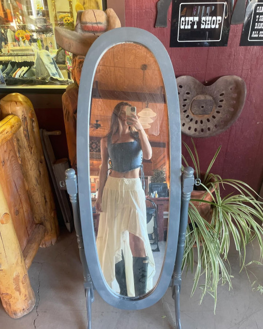 Elizabeth Elam instagram post 469945