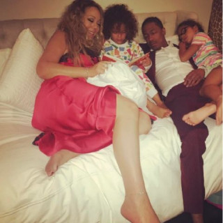 Nick Cannon Sleeps While Mariah Carey Reads 'Bedtime Stories' to Kids