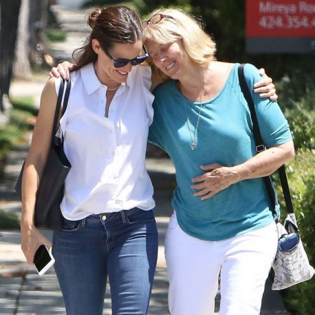 Jennifer Garner Spends Some Good Time With Mother Of her Ex Husband