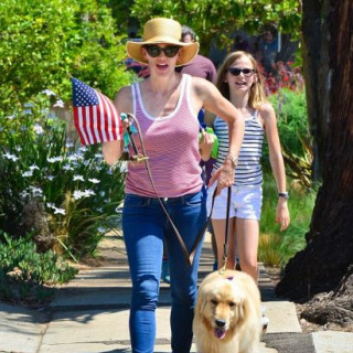 Jennifer Garner: Always Read to Your Kids... Or To Your Dog!