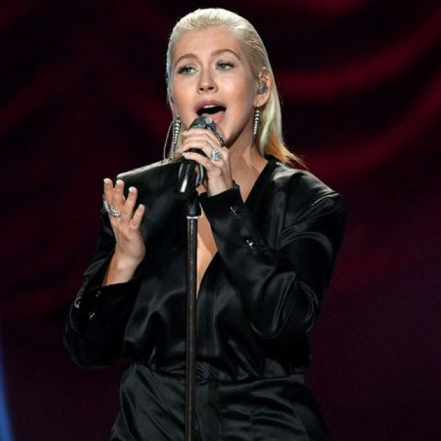 Christina Aguilera honored the memory of Whitney Houston, singing her song