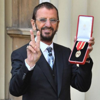 The Beatles drummer Ringo Starr is knighted