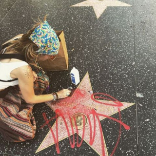 Paris Jackson cleaned the star on Hollywood Walk of Fame