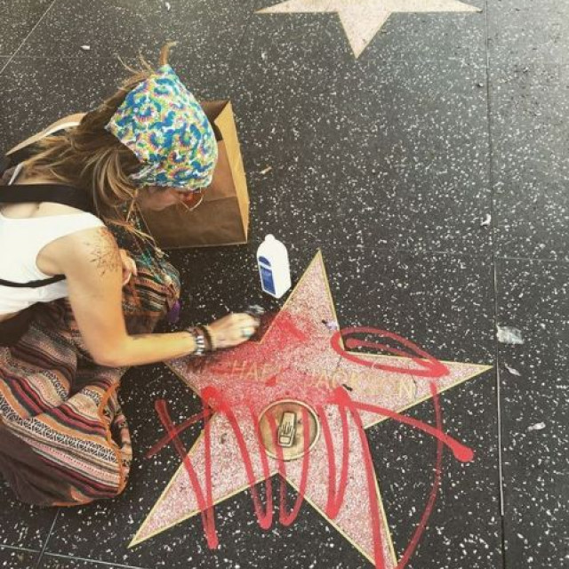 Paris Jackson cleaned the star on Hollywood Walk of Fame