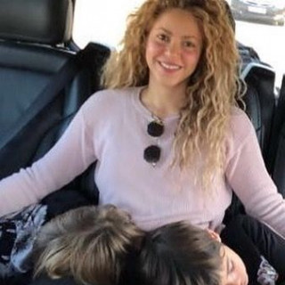 Shakira without makeup shared a picture with children