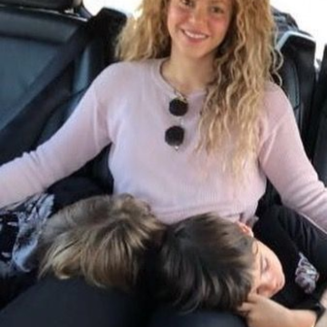 Shakira without makeup shared a picture with children