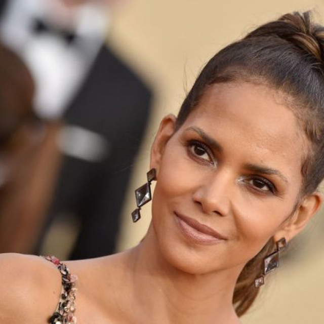 Halle Berry celebrated her 52nd birthday with a delicious cake