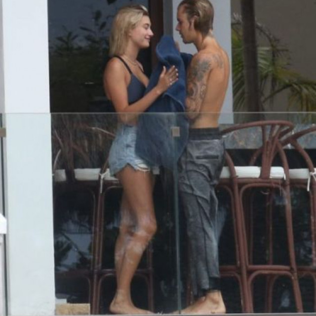 Justin Bieber and Hailey Baldwin do not hesitate to kisses