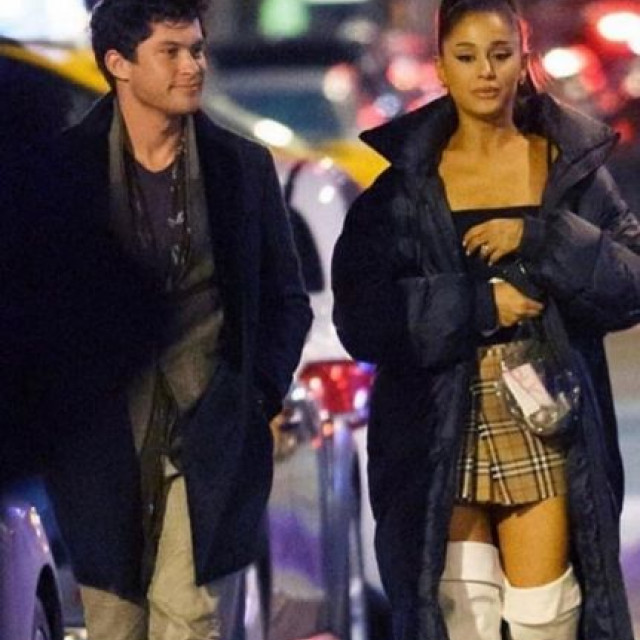 Ariana Grande meets with ex-boyfriend