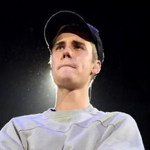 Justin Bieber asks for help from Selena Gomez
