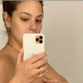 Pregnant Ashley Graham is completely naked