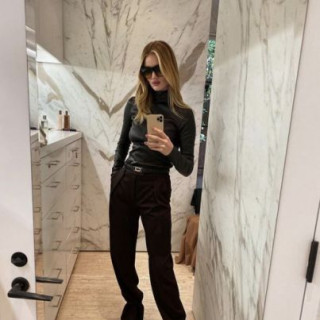 Rosie Huntington-Whitely shared a trendy bow