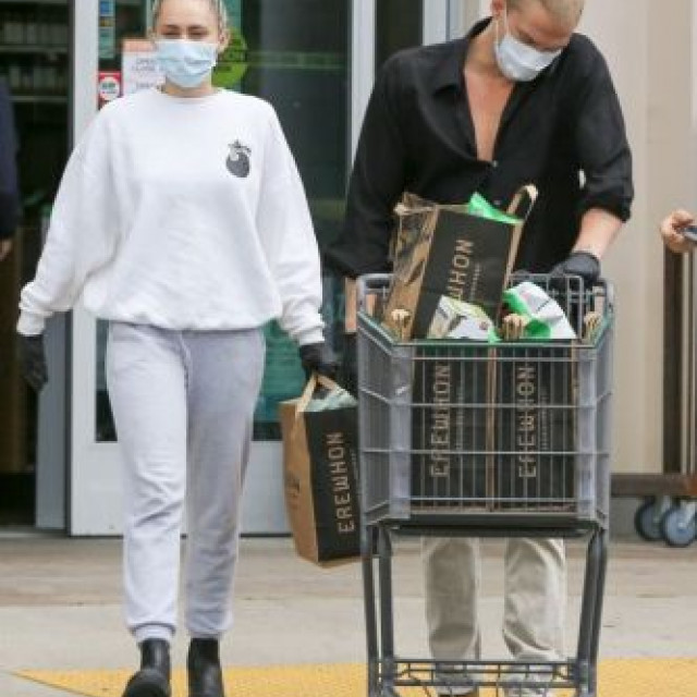 Miley Cyrus and her boyfriend went shopping  