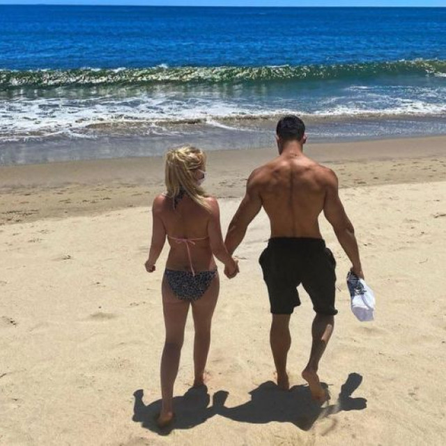 38-year-old Britney Spears showed how to relax with a young lover