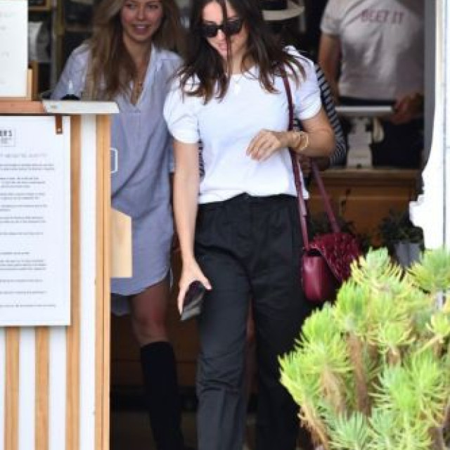 Ana de Armas ran out to lunch with a friend at a restaurant