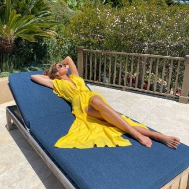 Cindy Crawford in a juicy yellow dress flashed her slender legs