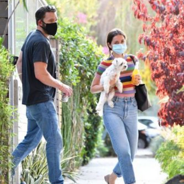 Ana de Armas and Ben Affleck went for a walk with the puppy