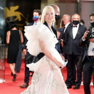 Cate Blanchett, in a bride's dress, came to the red carpet