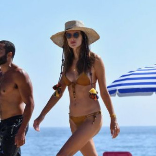 Alessandra Ambrosio showed a figure in a mustard bikini