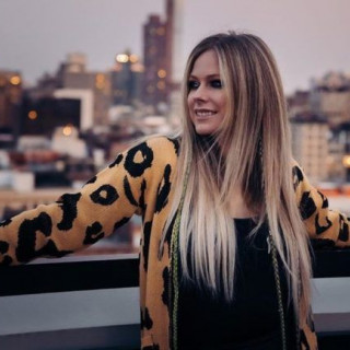 Avril Lavigne to host an online charity concert