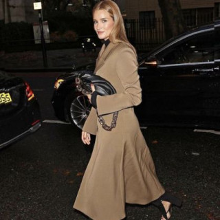 Rosie Huntington-Whiteley conquers London in a Bottega Veneta coat