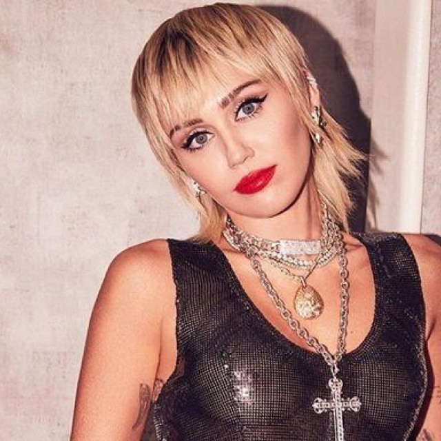 Nude Miley Cyrus arranged a photoshoot in a coffin