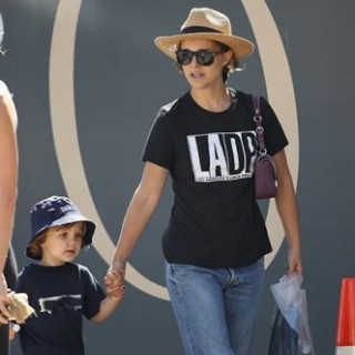Stylish Natalie Portman with her beautiful daughter on a walk-in Sydney 
