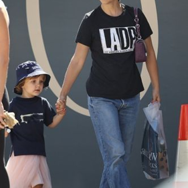 Stylish Natalie Portman with her beautiful daughter on a walk-in Sydney 