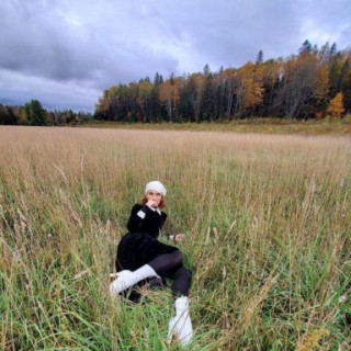 Celine Dion posed in a velvet dress in the autumn garden 