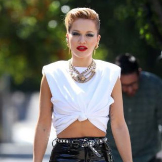 Rita Ora and her fashionable way to wear a white T-shirt