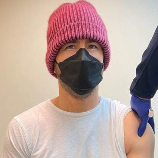 Ryan Reynolds vaccinated against coronavirus and joked about 5G